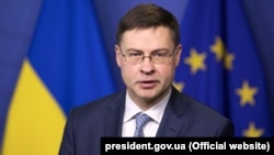 «Ми самі позичаємо ці гроші. І передаємо ці гроші на практично таких самих умовах, додаючи невеличку адміністративну плату» – Валдіс Домбровскіс