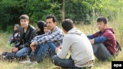 اداره یونسف در ادامه می‌گوید، این نوجوانان و پناهجویانی با سن خورد دور از خانواده های شان می‌توانند، مورد سوء استفاده قرار گیرند و حتی امکان دارد که بدست قاچاقبران بیافتند.