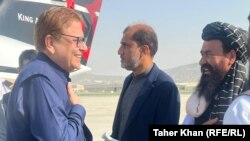 صادق خان، نمایندۀ ویژۀ پاکستان برای افغانستان (چپ) در حال احوال‌پرسی با یک مقام طالبان در کابل 
