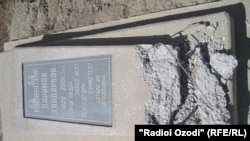 Разгрушенное надгробие на кладбище в Бободжонгафуровском районе.