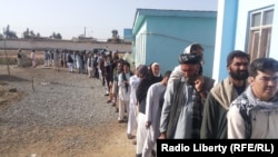 Дауыс беруге келген сайлаушылар. Ауғанстан, 5 сәуір 2014 жыл.