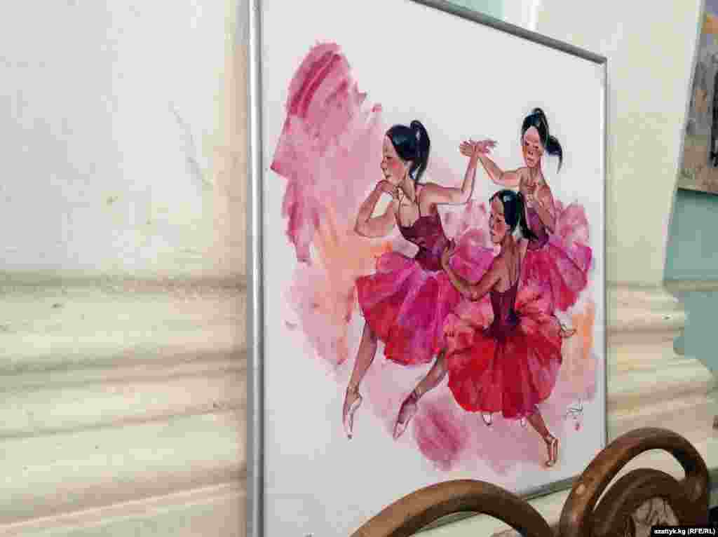 Несмотря на то, что большинство картин выполнены масляными красками, акварелью или акрилом, художница много рисует тушью на шелке, что требует особо точных одноразовых мазков, не допускающих исправлений, и в целом высокого мастерства владения кистью.