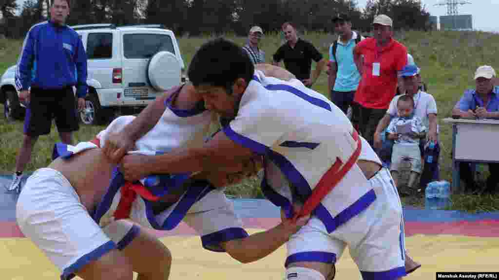 На фестивале &laquo;Мангилик ел&raquo; прошли соревнования и по казахской национальной борьбе казахша-курес.
