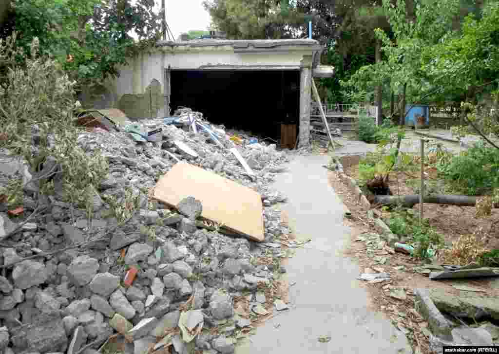 Aşgabadyň 30-njy etrapçasynda goşmaça jaýlar ýykylýar.&nbsp;