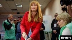 Саакашвилинин жубайы, "Бириккен улуттук кыймылдын" талапкери Сандра Рулофс добуш берүүдө.