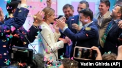 Володимир Зеленський, його дружина Олена та його команда, радіють результатам екзит-полу. Київ, 21 квітня 2019 року