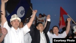 "Ата-Журттун" үч депутаты Бишкек шаардык соту актагандан кийин шайлоочулар менен жолугушууда. Ош, 23-июнь, 2013.  