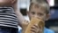 Хлопчик їсть хліб, який безкоштовно роздає «ДНР» в Донецьку, 3 червня 2015 року 