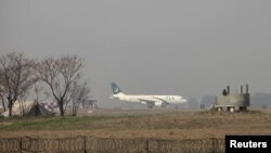 Самолет Pakistan International Airlines вылетает из аэропорта Исламабада.