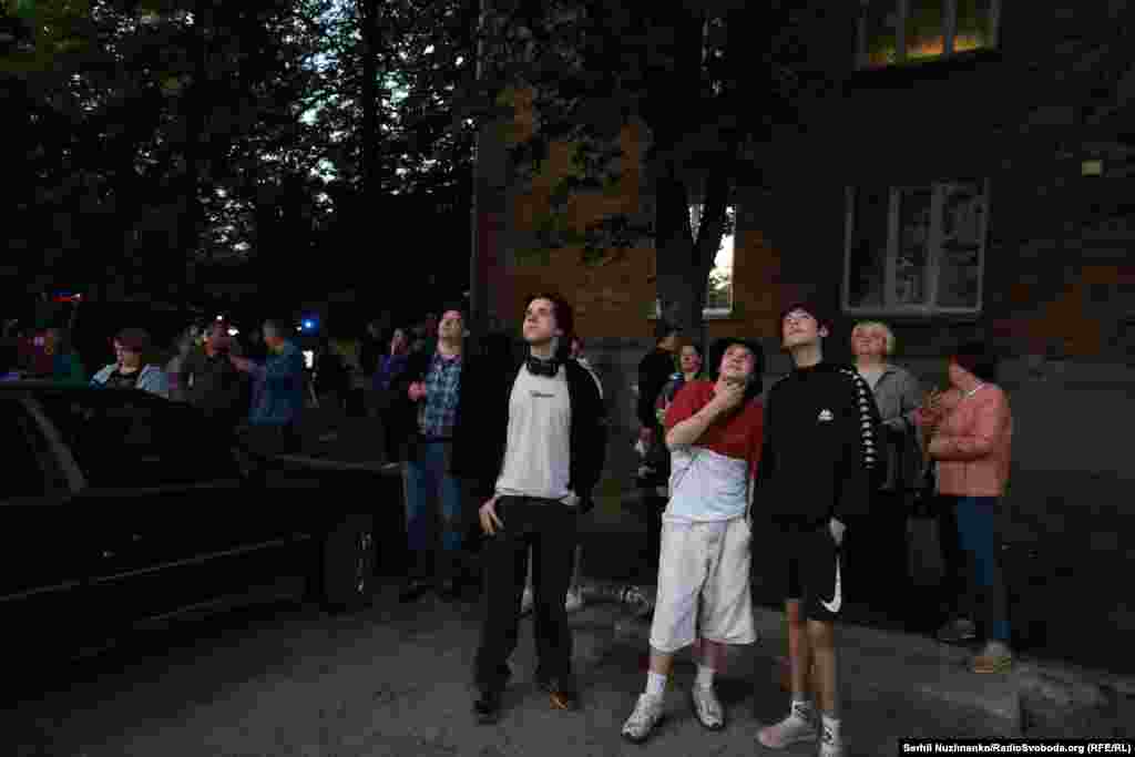 Мешканці будинку, в якому зайнялася пожежа через атаку військ РФ