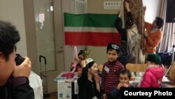 Чарада катнашучы балалар түбәтәй-калфак киеп карый. Бәйрәм башланырга берничә минут кала.