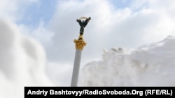 Киевте былтыр қыс қатты болды. Тәуелсіздік алаңында қалың қар жатты.  