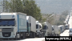 Грузовики на крымской дороге, архивное фото