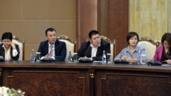 Жээнбеков менен жолугушууга келген редакторлор.