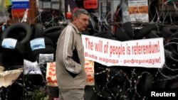 Донецктеги орусиячыл жикчилдердин баррикадасы. 8-май, 2014-жыл.  