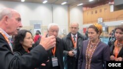 Türkmenistanyň Merkezi saýlaw komissiýasynyň wekillerinden we Mejlisiň deputatlaryndan ybarat resmi topar Norwegiýanyň resmileri bilen saýlaw mehanizmleri barada pikir alyşýarlar. Oslo. 11-nji sentýabr, 2011.