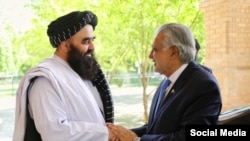 محمد اسحاق دار (راست) معاون صدر اعظم و وزیر خارجۀ پاکستان در دیدار با امیرخان متقی(راست) سرپرست وزارت خارجۀ طالبان 