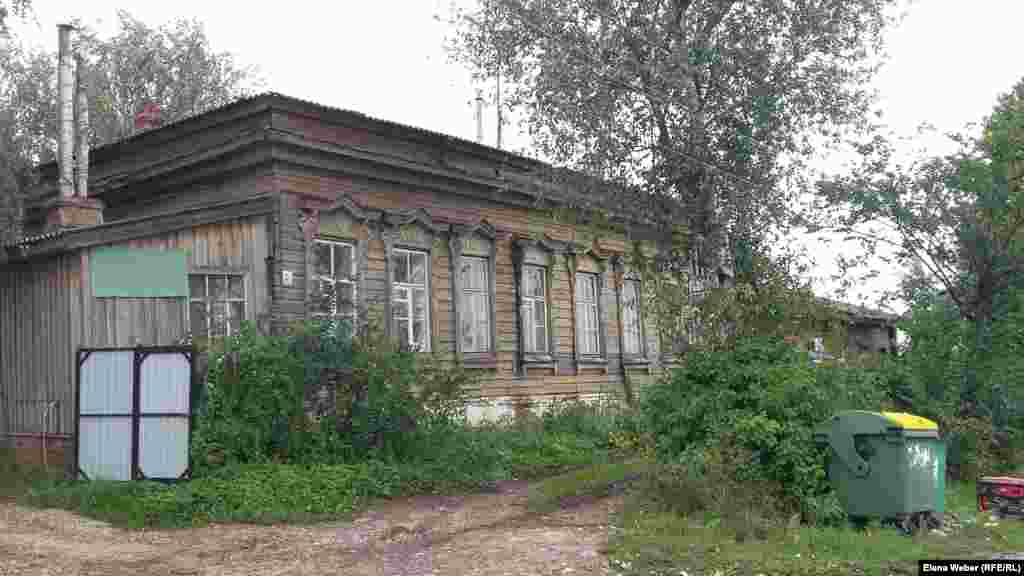 Российская глубинка привлекает внимание множеством деревянных домов с резьбой. Яркие срубы, в которых продолжают жить люди, - &nbsp;как на картинках в русских народных сказках. В таких домах, со слов жителей, очень тепло. Но и небезопасно в случае пожаров, которые летом в России бывают часто. Некоторые дома заброшены. В крупных городах, особенно в Ивановской, Костромской и Владимирской областях, много старых русских домиков. Многие деревянные дома люди обкладывают кирпичом.