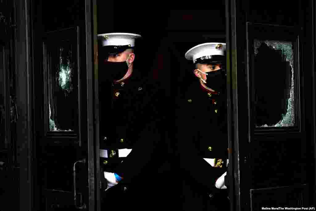 Корпус морської піхоти США тримає пошкоджені двері Капітолію під час репетиції церемонії вступу на посаду обраного президента Джо Байдена та обраної віцепрезидентки Камали Гарріс,&nbsp;18 січня 2021 року