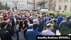 Бакудагы нааразылык акциясынын катышуучулары.