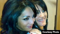 Тажик эстрадасынын жылдыздары, бир тууган эже-сиңдилер Шабнам Сурайе менен Фарзона Хуршед.