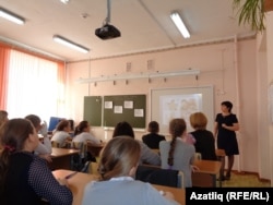 Татар теле укытучысы Рәсимә Садыйкова ачык дәрес алып бара