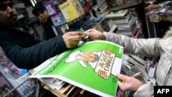 "Шарли Эбдонун" жаңы саны Францияда абдан тездик менен сатылып кетти. Париж, 14-январь, 2015-жыл.