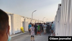 "O‘rtasaroy" karantin hududining 15-blokidagi norozilik¸ bevosita voqea joyidan Ozodlikka yuborilgan surat va videolardan ko‘rilishicha¸ 9 iyul kuni ham davom etgan.