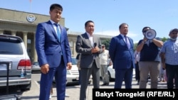 Митингчилер менен жолуккан Жогорку Кеңештин депутаттары Шайлообек Атазов, Самат Исманов, Нурбек Тотонов. (солдон оңго карай)