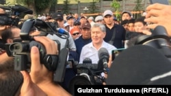 Президент Кыргызстана Алмазбек Атамбаев в своем доме в селе Кой-Таш. 27 июня 2019 года.
