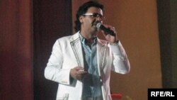 Муин ҳангоми консерт дар Кохи Борбад