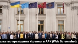 Кримськотатарський прапор перед будівлею МЗС України, 26 червня 2025 року