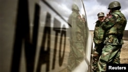 پیمان ناتو هم روی کاهش نیروهای خود در افغانستان غور می‌کند