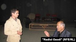 Қурбон Бобоҷонов бо иҷрокунандаи нақши Айнӣ Асрор Камолуддинов ҳангоми тамрин