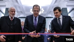 Russiýanyň Türkmenistandaky ilçisi Aleksandr Blokhin (çepde), Türkmenistanyň Daşary işler ministri Raşid Meredow (sagda) we Russiýanyň Daşary işler ministri Sergeý Lawrow (ortada) Russiýanyň ilçihanasynyň täze binalarynyň açylyş dabarasynda. Aşgabat, 2016.