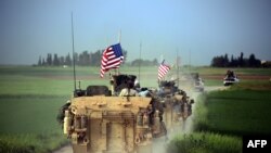 Американские военные в сопровождении курдских повстанцев на севере Сирии, 28 апреля 2017