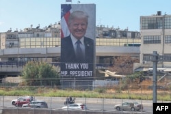 Водії проїжджають повз білборд із зображенням президента США Дональда Трампа в Тель-Авіві, 10 жовтня 2025 року