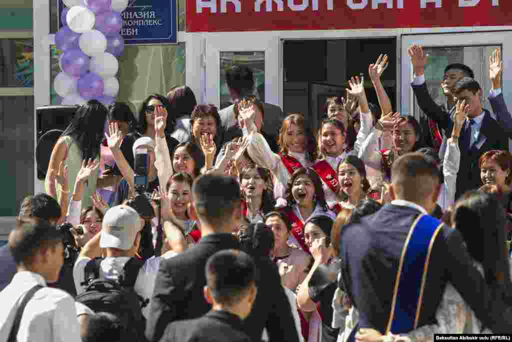 Ички иштер министрлиги мектепте жана башка көңүл ачуучу жайларда коштошуу кечелерин өткөрүш үчүн акча чогултууга тыюу салган.&nbsp;