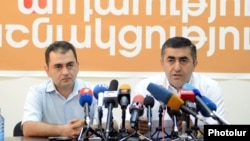 Армен Рустамян (справа) на пресс-конференции, Ереван, 10 июля 2012 г.