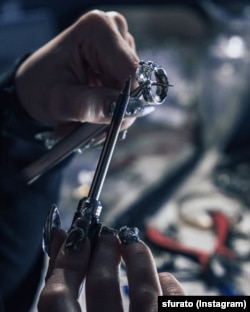 Мисткиня створє прикрасу