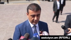 ԱԱԾ տնօրենի պաշտոնակատար Էդուարդ Մարտիրոսյանը զրուցում է լրագրողների հետ, արխիվ