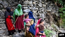 افغانستان - زنان همراه با فرزندان شان در ولایت کنر پس از زلزلۀ مرگبار 