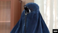 Одна из жертв группового изнасилования в Пагмане выступает во время суда. Кабул, 7 сентября 2014 года.