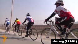 شماری از دختران بایسکلران در کابل - عکس از آرشیف