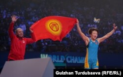 Айсулуу Тыныбекова жана кыз-келиндер күрөшү боюнча улуттук курама команданын башкы машыктыруучусу Нурбек Изабеков дүйнө чемпионатында. 20-сентябрь, 2019-ж.