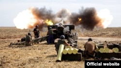 Українські солдати застосовують артилерію. Літо 2014 року