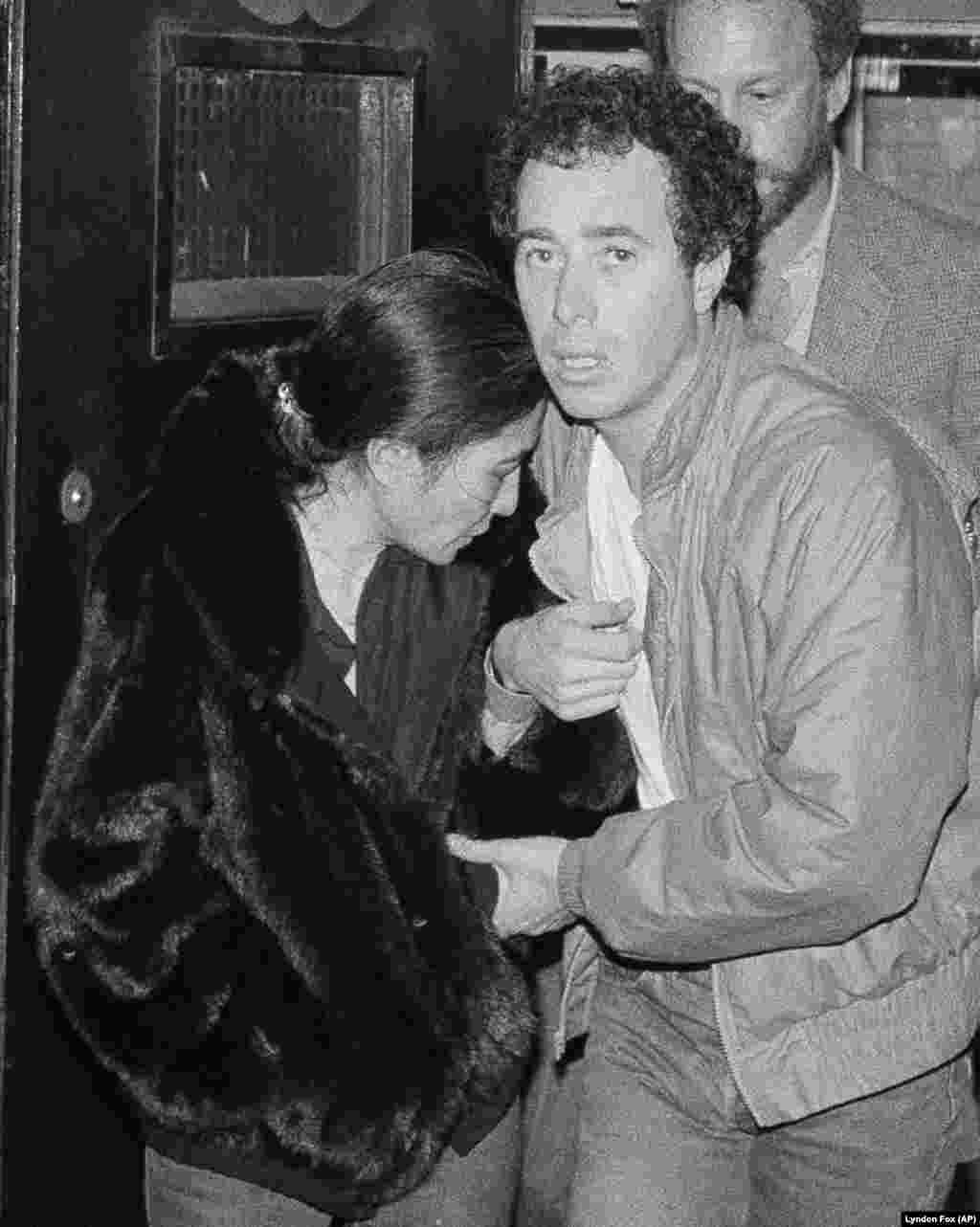 На цій фотографії з архіву від 9 грудня 1980 року Йоко Оно і продюсер Девід Геффен виходять з лікарні Рузвельта в Нью-Йорку після смерті Джона Леннона