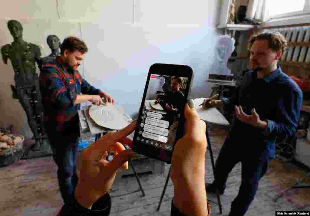 Украинские братья-скульпторы Никита и Егор Зигура 13 апреля провели аукцион в прямом эфире прямо из студии в Киеве. Они собирают деньги для главной детской больницы Украины.&nbsp;