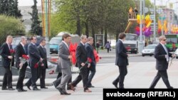 Амбасадары на плошчы Перамогі, 9 траўня 2011 году. Архіўнае фота