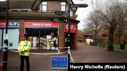 Ограждение вокруг места, где были обнаружены без сознания Сергей и Юлия Скрипали. Солсбери, 11 марта 2018 года.